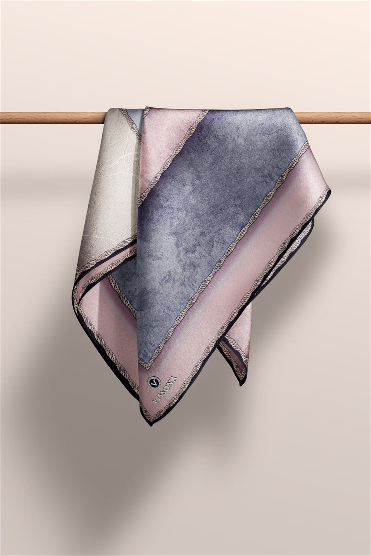 % 57 İPEK % 43 VİSKON Twill İpek Dokulu Geometrik Desenli Pudra - Gri Renkli 90x90 Eşarp Dikim Şekli : El Dikişi