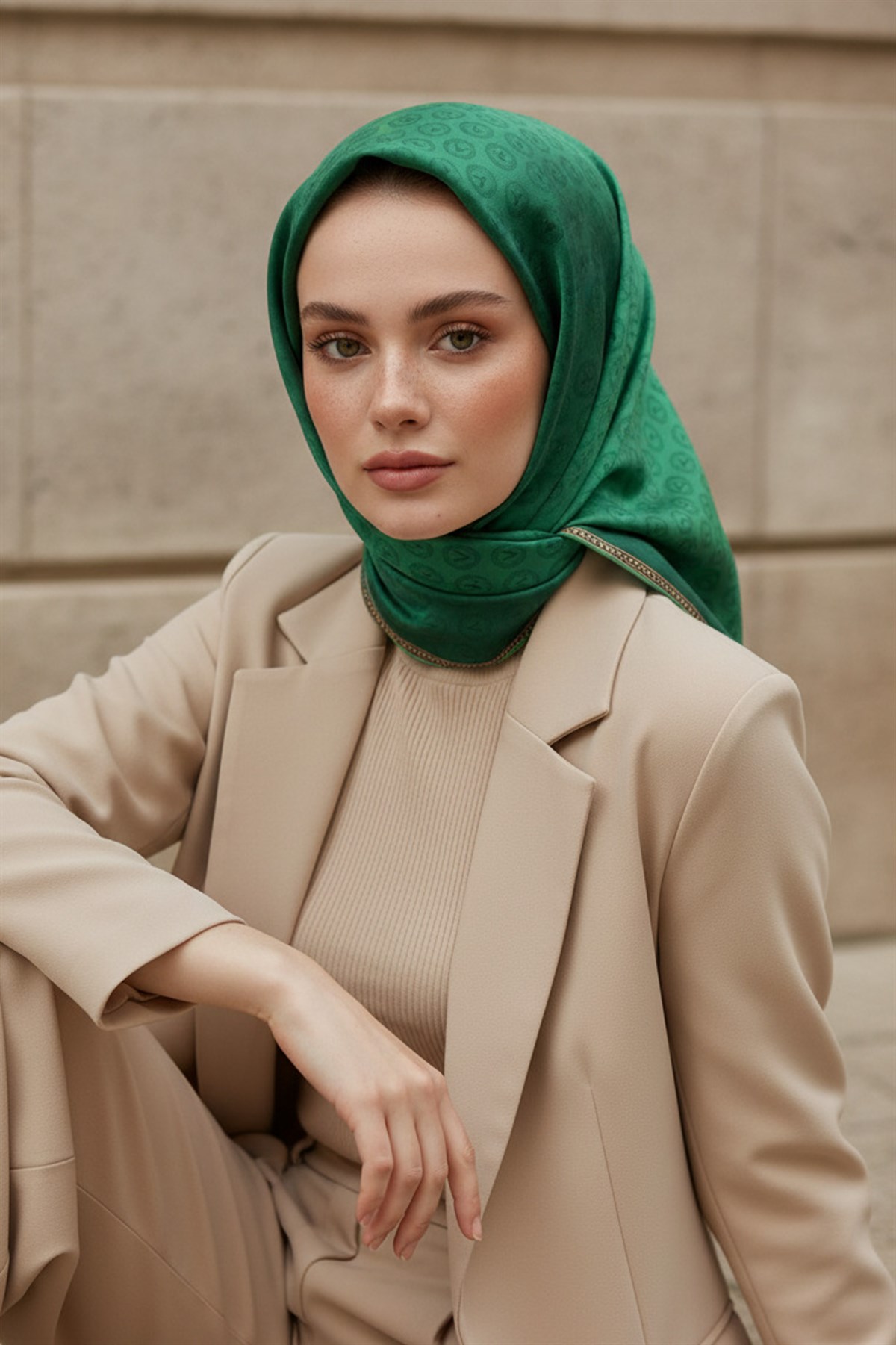 %100 Twill İpek Monogram Desenli Zümrüt Yeşili Renkli 90x90 Eşarp Dikim Şekli : El Dikişi