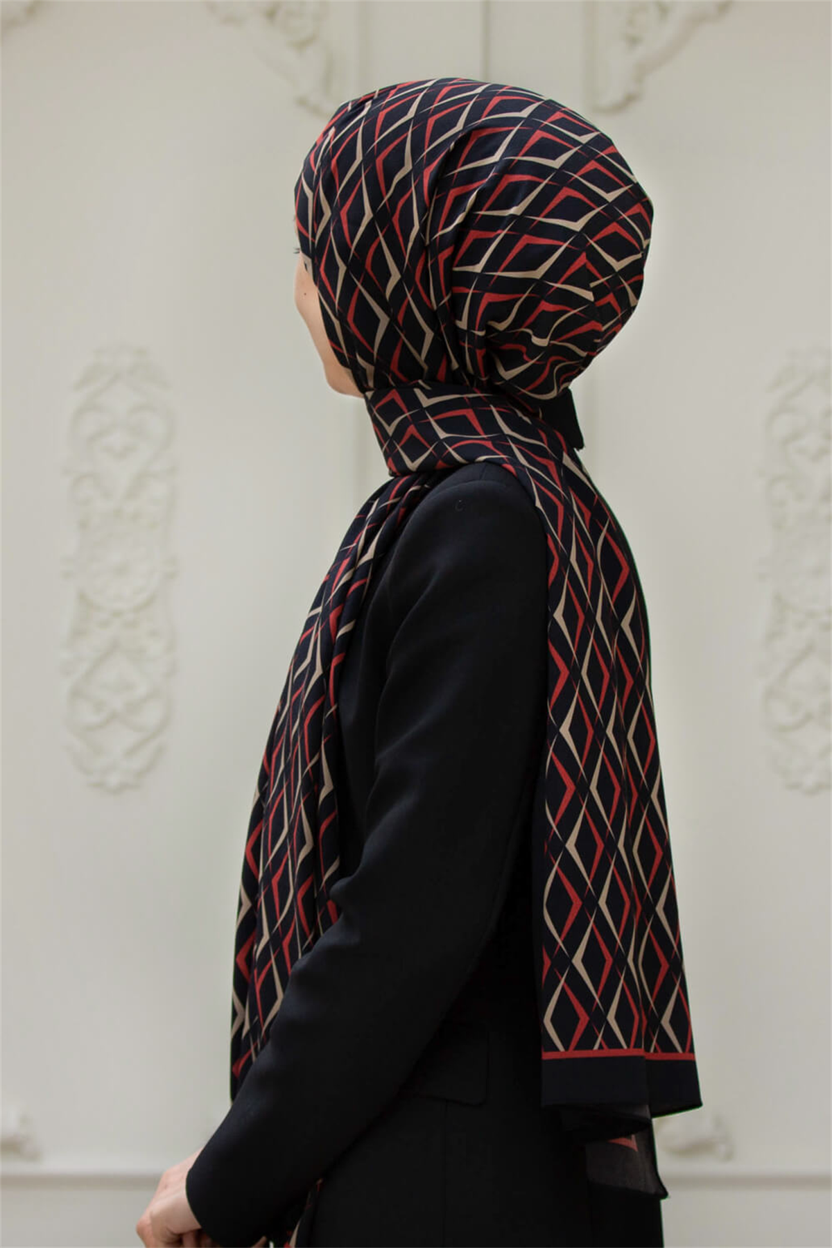 LÜKS MEDİNE İPEĞİ GEOMETRİK DESENLİ SİYAH - BORDO RENKLİ 75X195 KIRIŞMAZ ŞAL MOSS KREP DİKİŞ TİPİ İTALYAN DİKİŞLİ