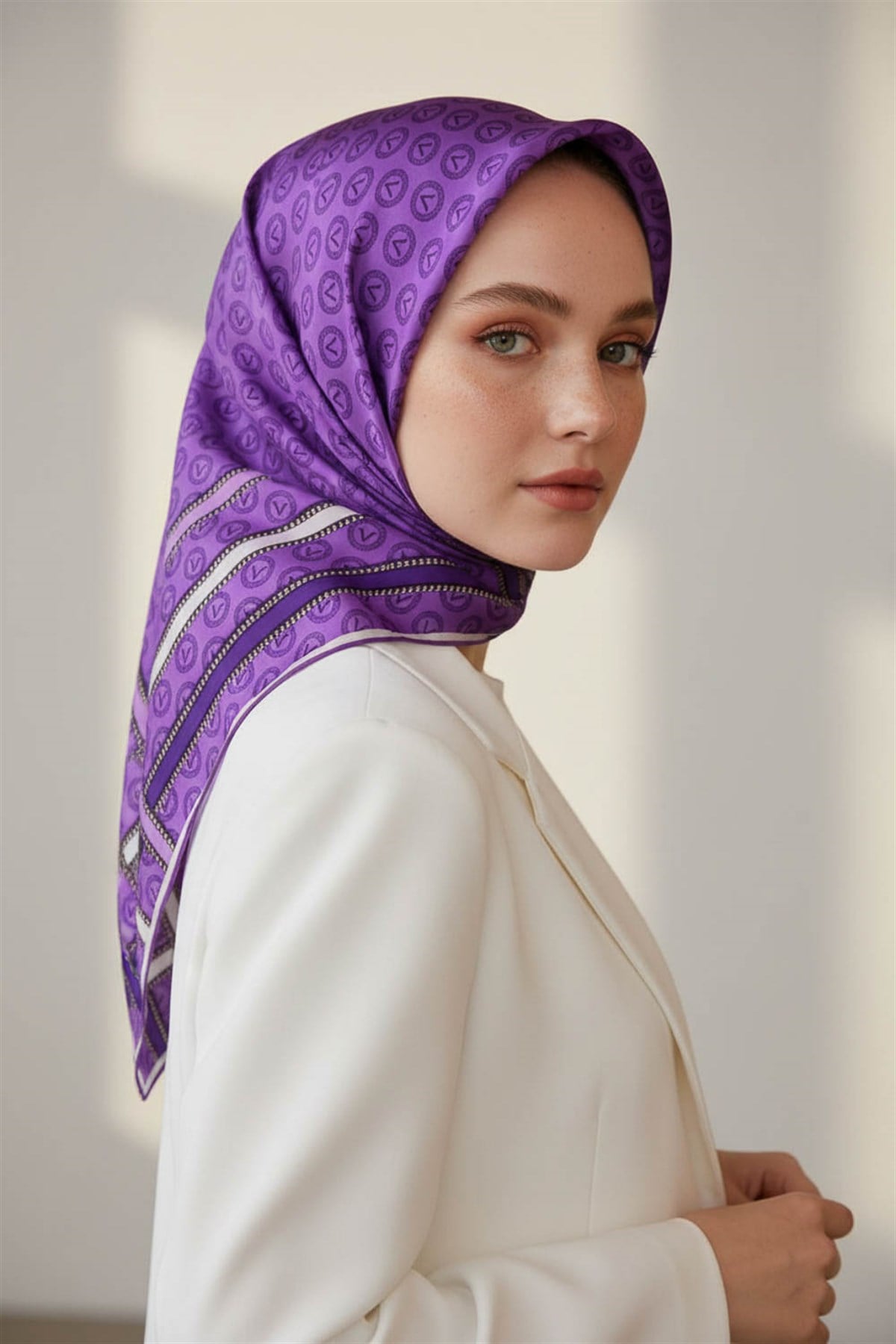 %100 Twill İpek Monogram Desenli Lila - Lila Renkli 90x90 Eşarp Dikim Şekli : El Dikişi