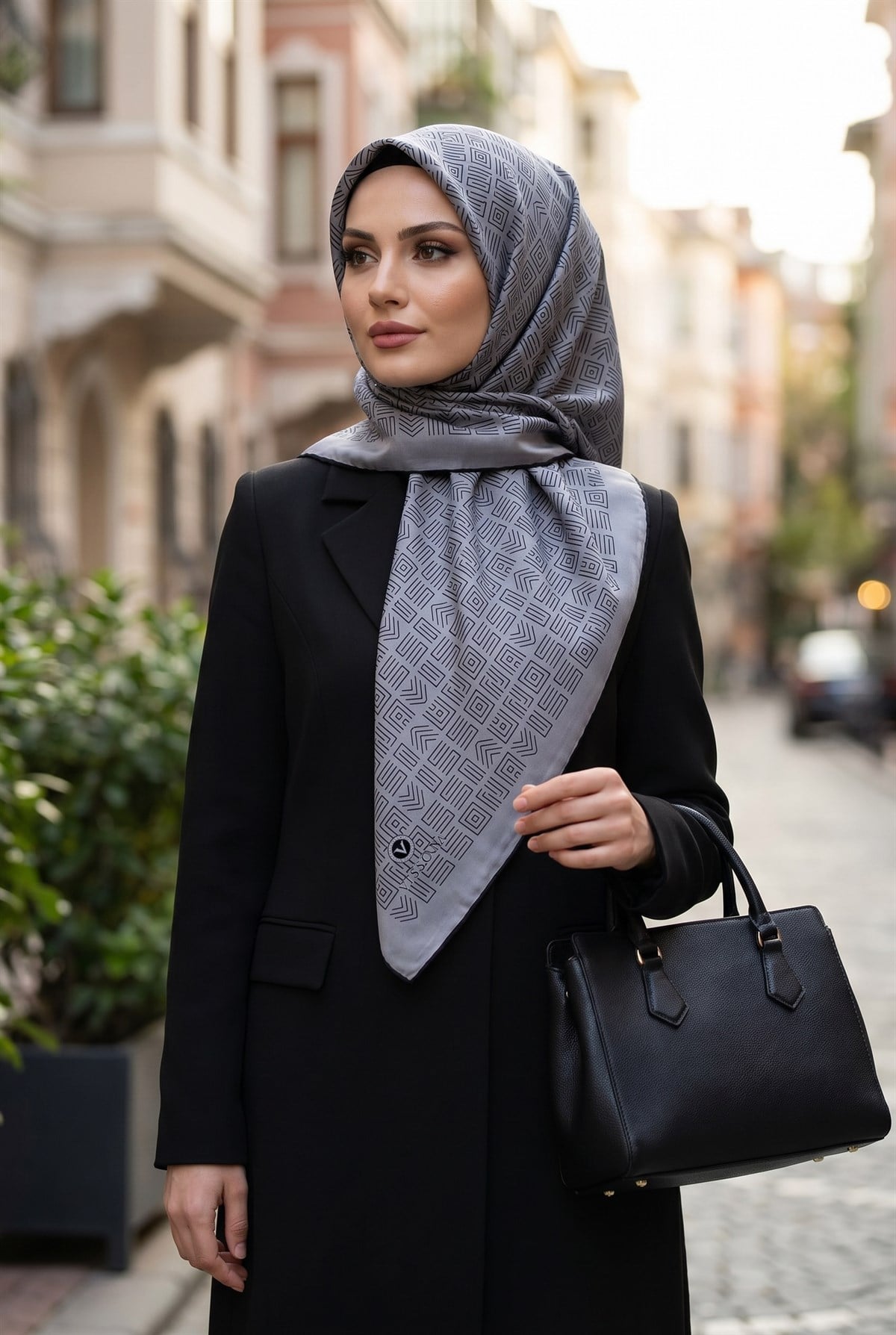 100% Twill İpek Etnik Motif Desenli Gri - Siyah Renkli 90x90 Dikim Şekli : El Dikişi Eşarp