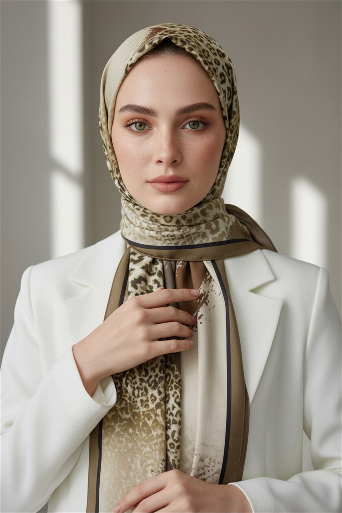 KREP RENKLİ FIRÇA VE LEOPAR DESENLİ VİZON RENKLİ 75X195 KIRIŞMAZ ŞAL