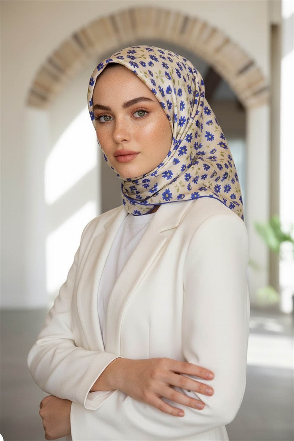 %100 Twill İpek Papatya Desenli Krem - Saks Renkli 90x90 Eşarp Dikim Şekli : El Dikişi