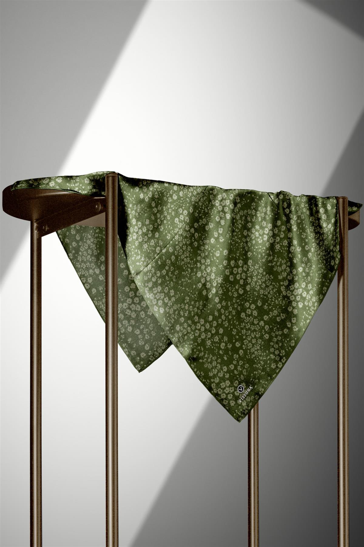 %100 Twill İpek Çıtır Çiçek Desenli Haki Renkli 90x90 Eşarp Dikim Şekli : El Dikişi