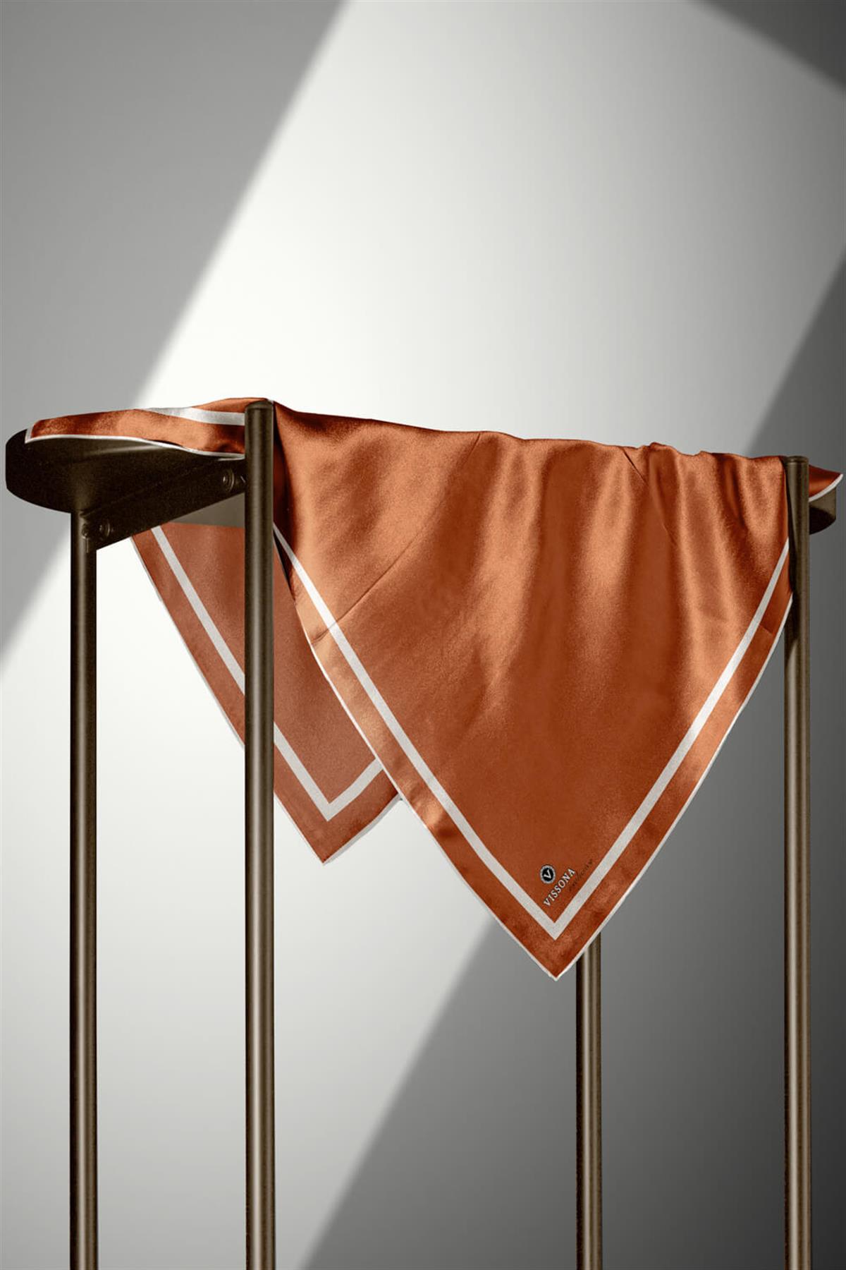 100% Twill İpek Düz Renk Bordür Desenli Taba - Krem Renkli Daha Tok Exclusive Serisi 90x90 Dikim Şekli : El Dikişi Eşarp