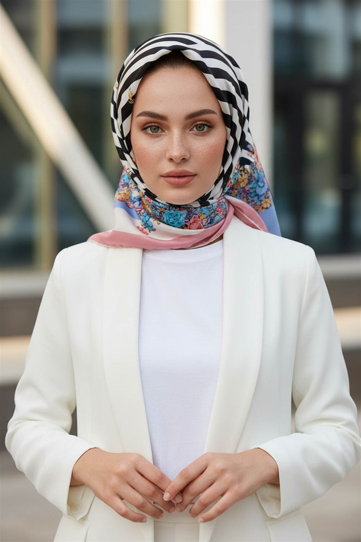 %100 Twill İpek Çıtır Çiçekli Ve Çizgi Desenli Pudra - Bebe Mavisi Renkli 90x90 Eşarp Dikim Şekli : El Dikişi