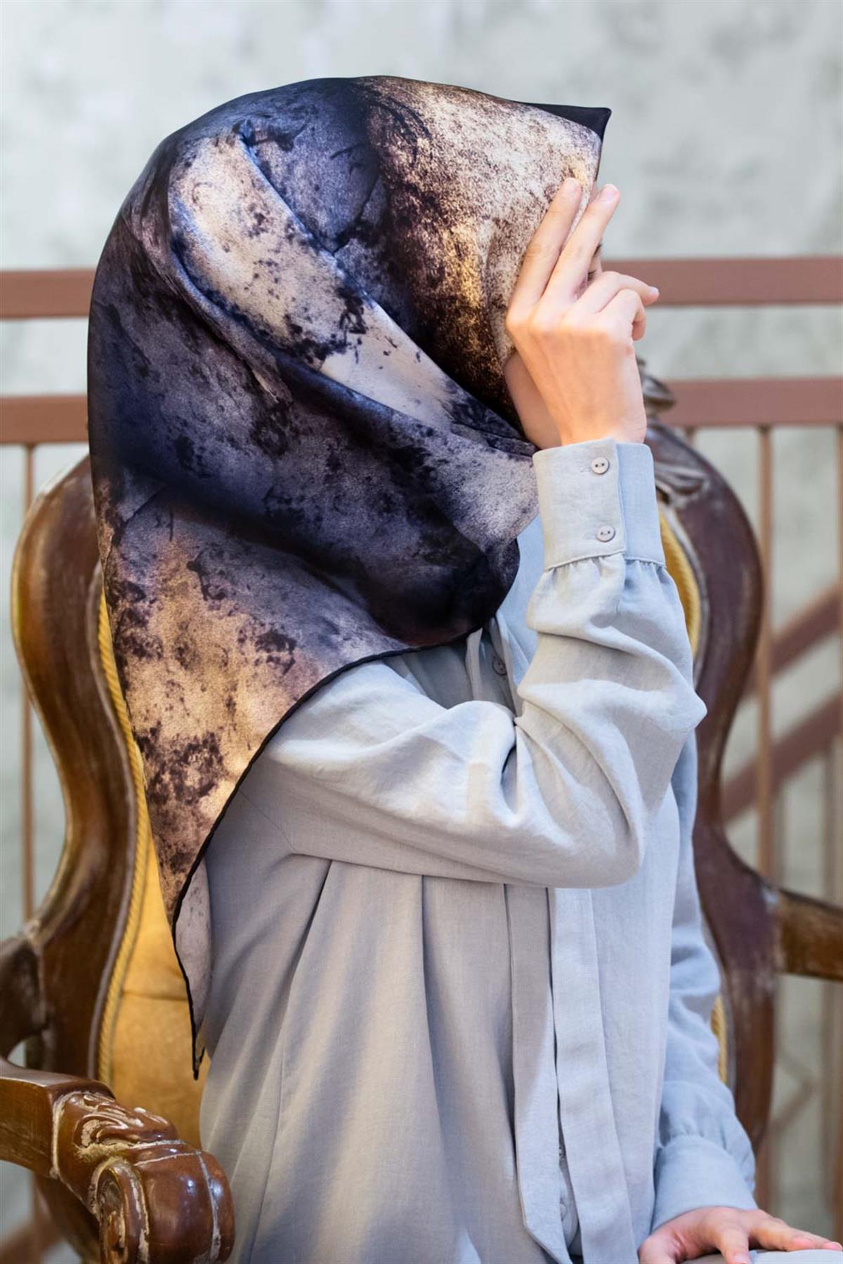 %100 Twill İpek Dokulu Ve Geometrik Desenli Bej - Gri Renkli 90x90 Eşarp Dikim Şekli : El Dikişi