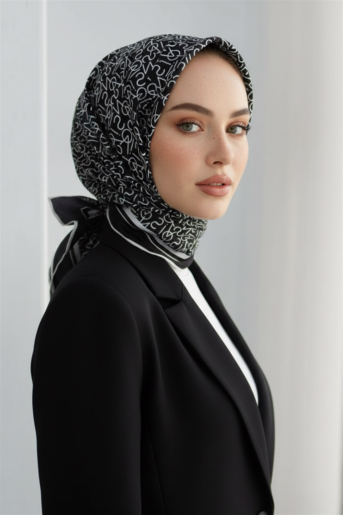 %100 Twill İpek Harf Desenli Siyah - Krem Renkli 90x90 Eşarp Dikim Şekli : El Dikişi