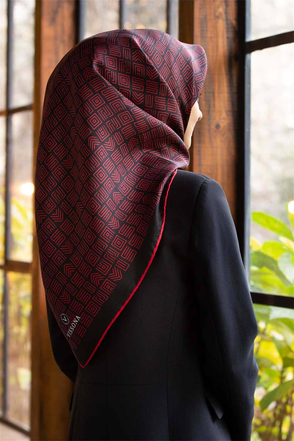 %57 İPEK %43 VİSKON Twill İpek Etnik Motif Desenli Siyah - Kırmızı Renkli 90x90 Eşarp Dikim Şekli : El Dikişi