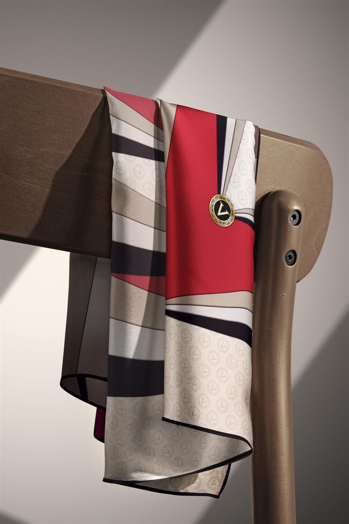 %100 Twill İpek Monogram Ve Geometrik Desenli Bordo - Krem Renkli 90x90 Eşarp Dikim Şekli : El Dikişi