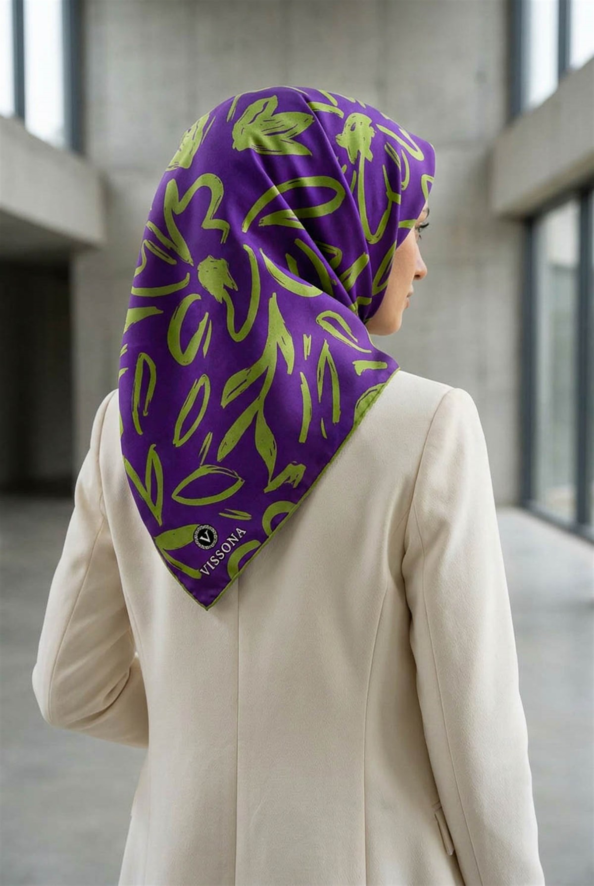 % 57 İPEK % 43 VİSKON Twill İpek Büyük Çiçek Desenli Mor - Haki Renkli 90x90 Eşarp Dikim Şekli : El Dikişi