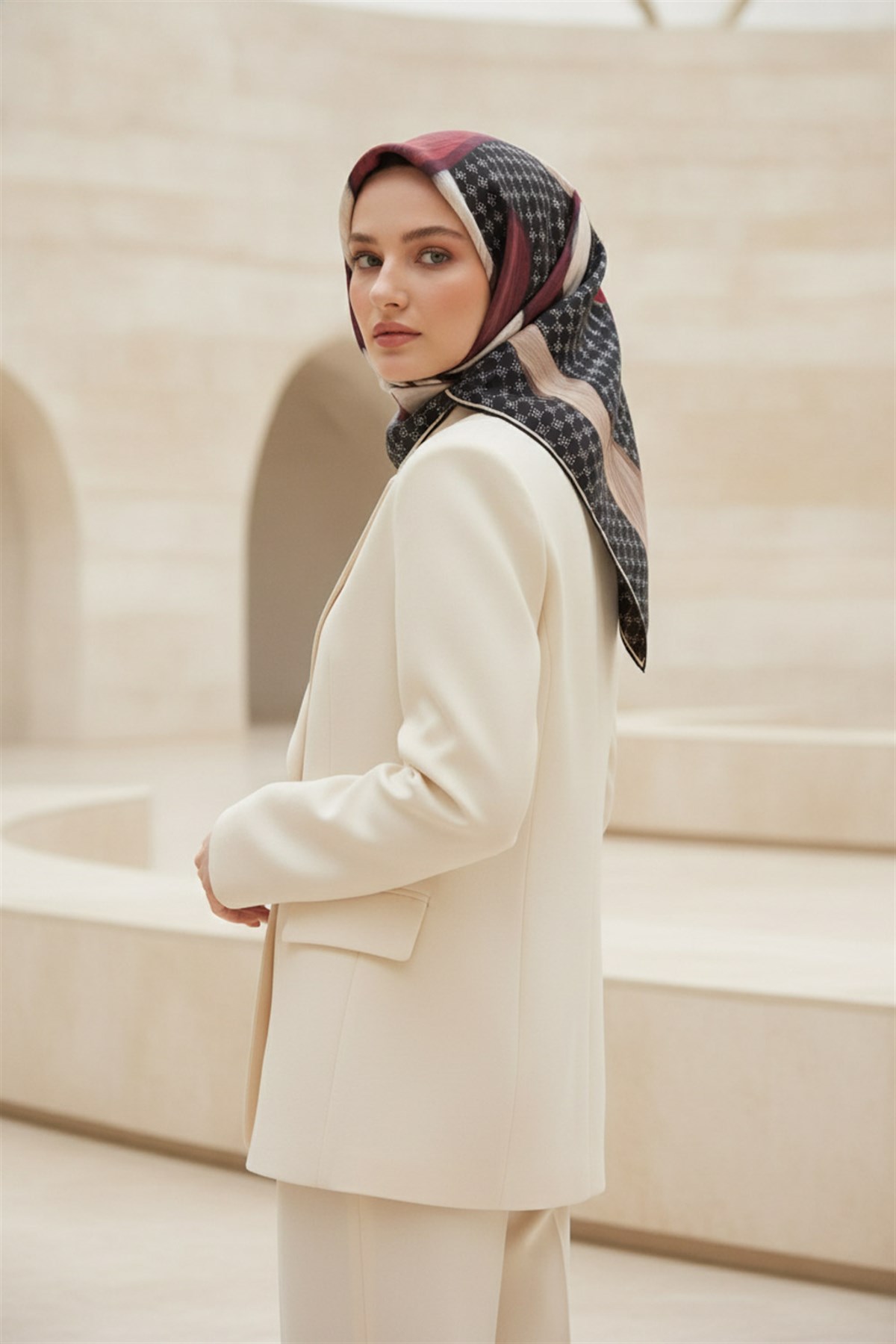 100% Twill Geometrik Halka Desenli Siyah - Bordo Renkli 90x90 Dikim Şekli : El Dikişi Eşarp