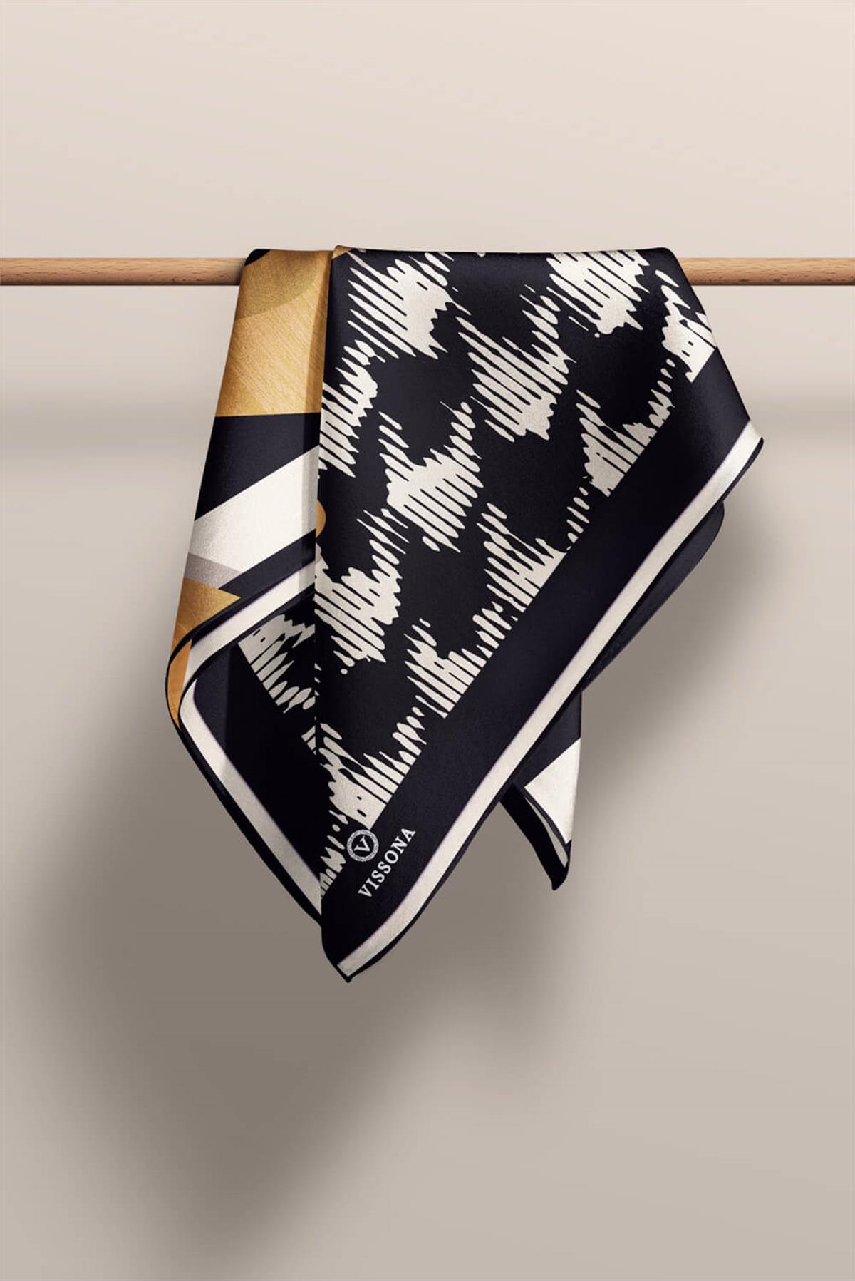 %100 Twill İpek Kazayağı Desenli Gold - Siyah Renkli 90x90 Eşarp Kenar Dikiş Şekli El Dikişli