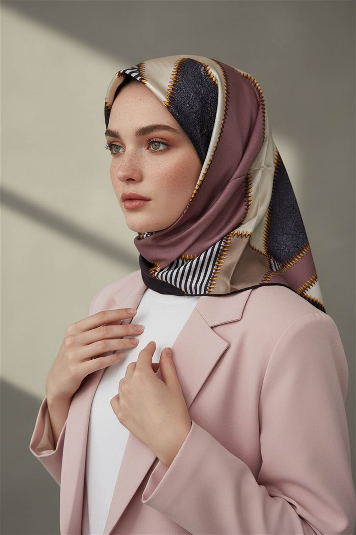 % 57 İPEK % 43 VİSKON Twill İpek Geometrik Desenli Sütlü Kahve - Krem Renkli 90x90 Eşarp Dikim Şekli : El Dikişi