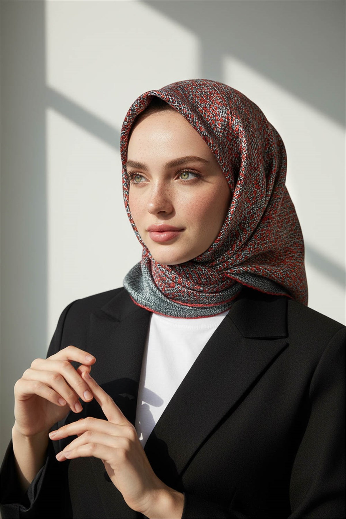 %100 Twill İpek Dokulu Desen Petrol Mavisi - Kırmızı Renkli 90x90 Eşarp Kenar Dikiş Şekli El Dikişli