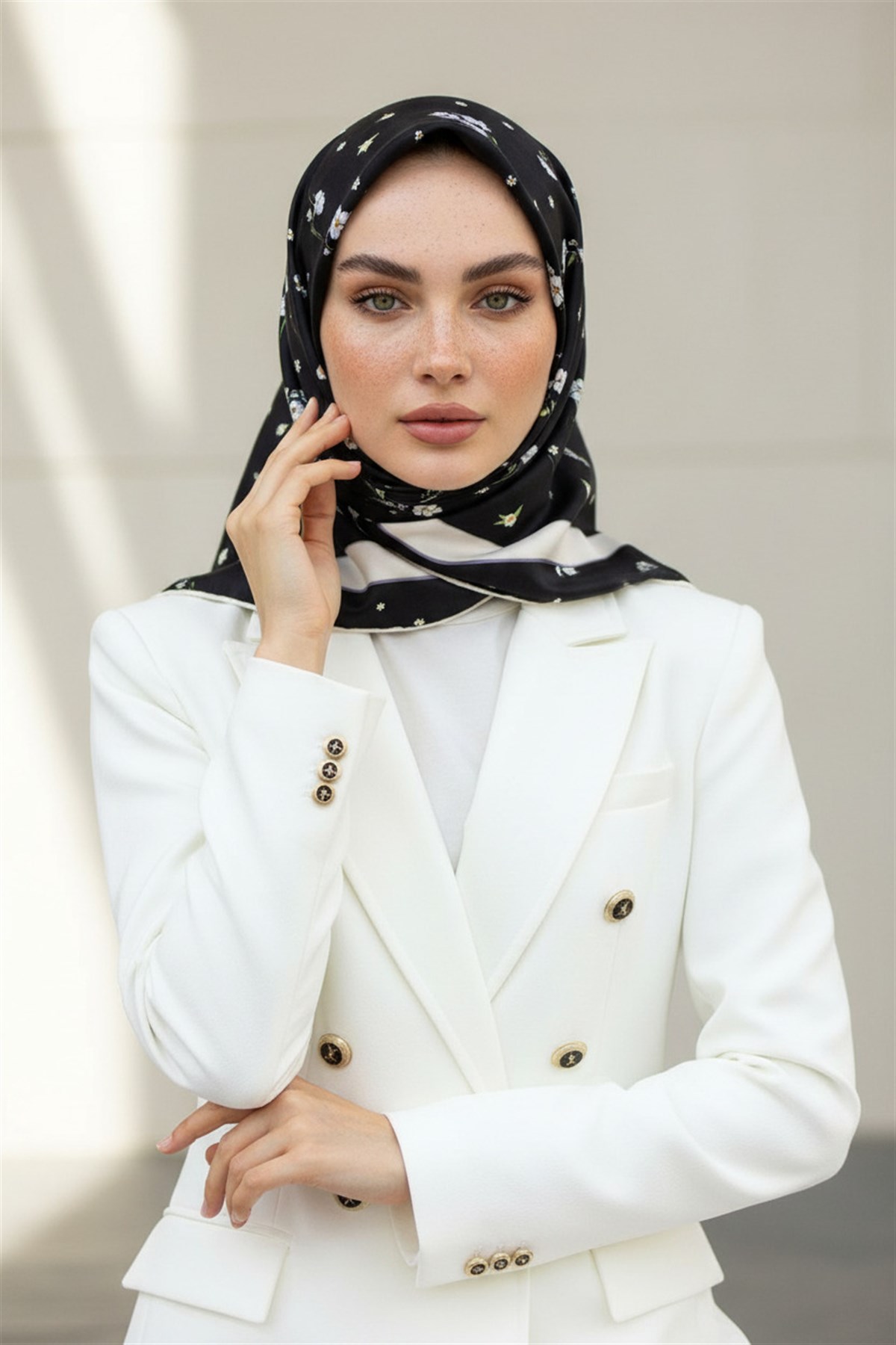 100% Twill İpek Bordürlü Çıtır Çiçek Desenli Siyah - Gri Renkli 90x90 Dikim Şekli : El Dikişi Eşarp