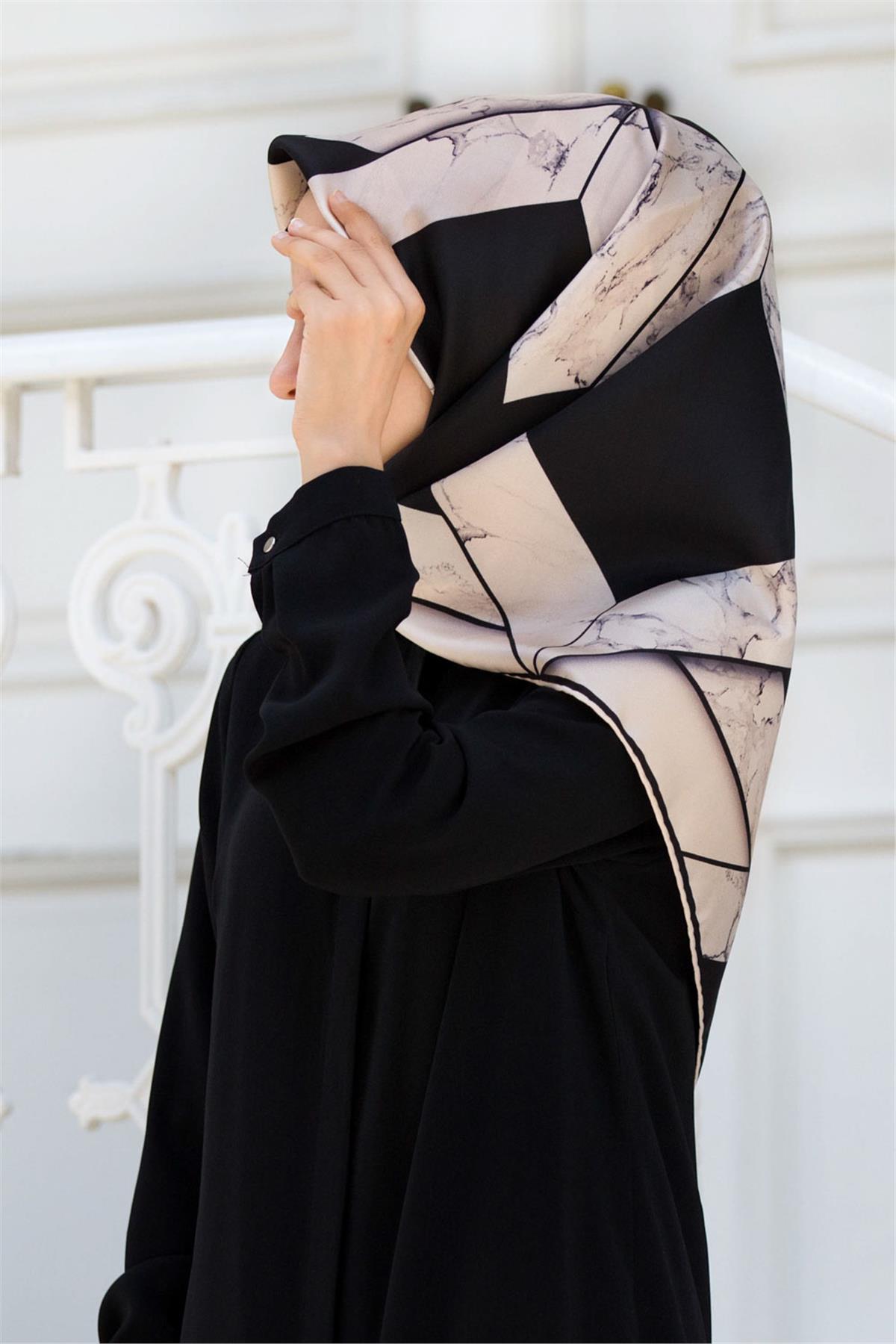 %100 Twill İpek Mermer Desenli Siyah - Krem Renkli 90x90 Eşarp Dikim Şekli : El Dikişi