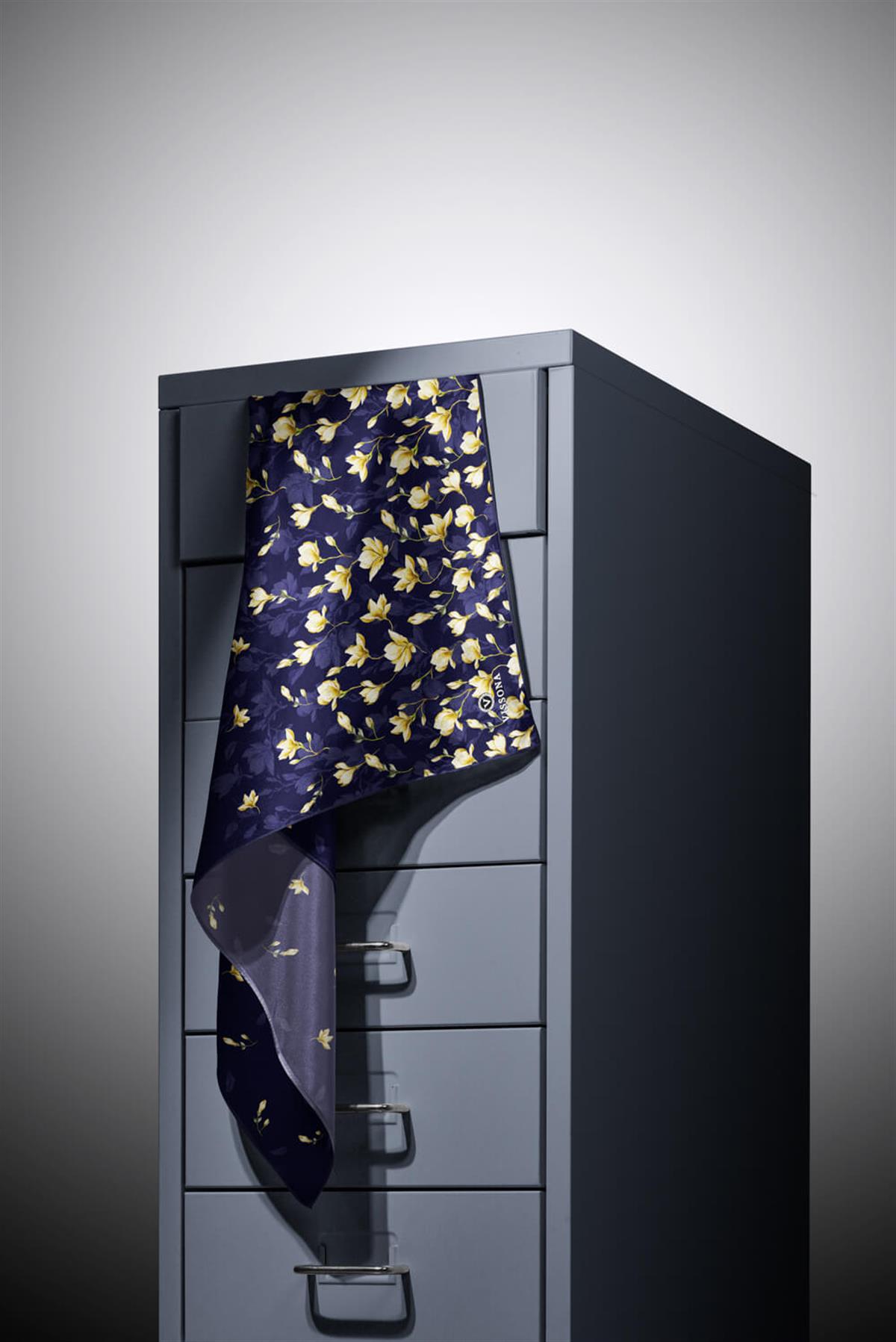 %100 Twill İpek Çiçek Desenli Lacivert Renkli 90x90 Eşarp Dikim Şekli : El Dikişi