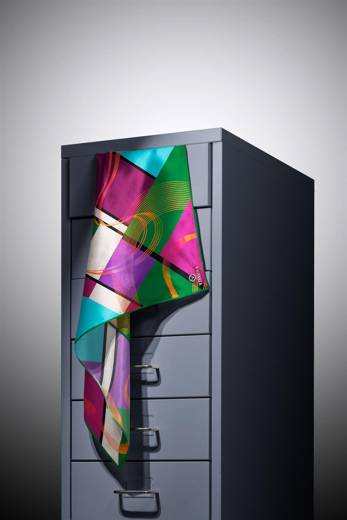 %100 Twill İpek Geometrik Desenli Zümrüt Yeşili - Mürdüm Renkli 90x90 Eşarp Dikim Şekli : El Dikişi