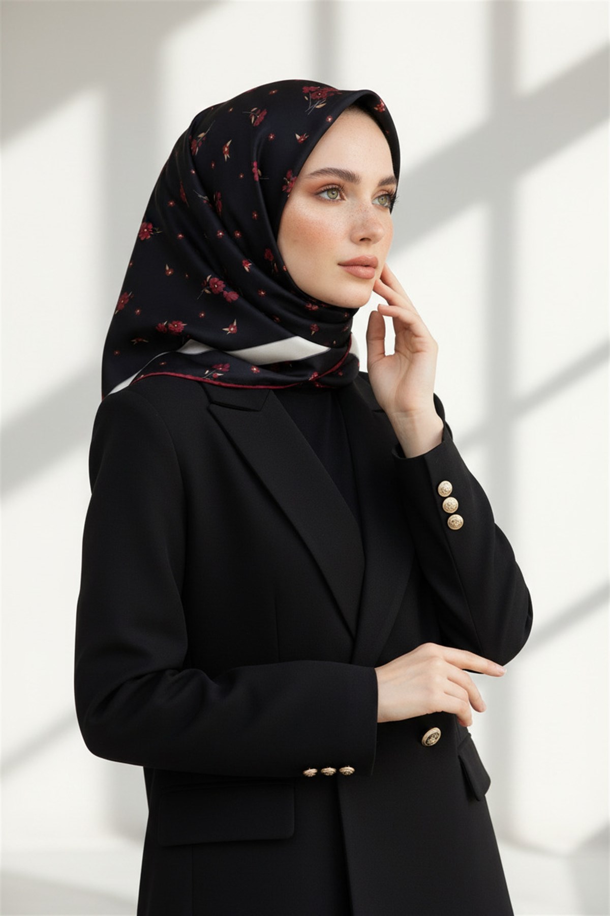 100% Twill İpek Bordürlü Çıtır Çiçek Desenli Siyah - Bordo Renkli 90x90 Dikim Şekli : El Dikişi Eşarp