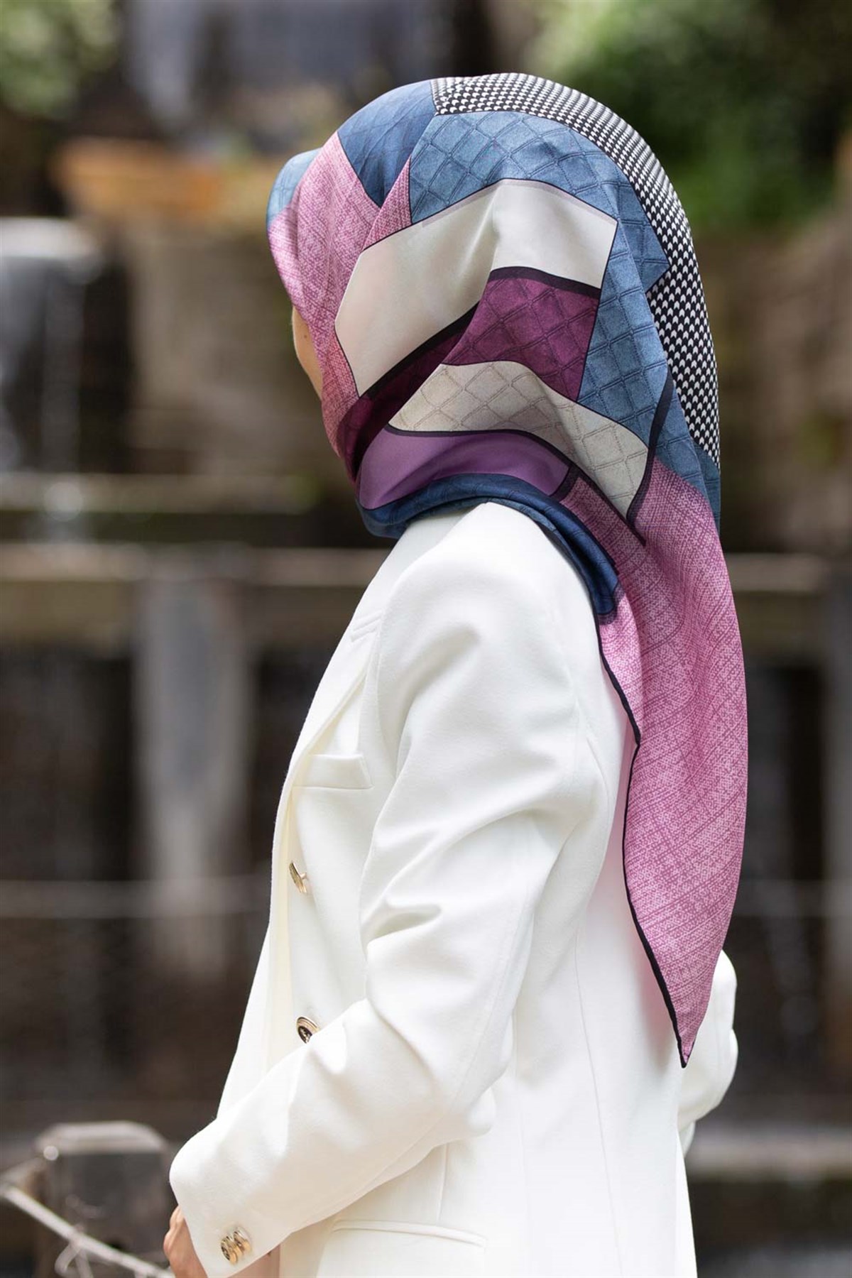%100 Twill İpek Kazayaklı Ve Geometrik Desenli Pembe - İndigo Renkli 90x90 Eşarp Dikim Şekli : El Dikişi