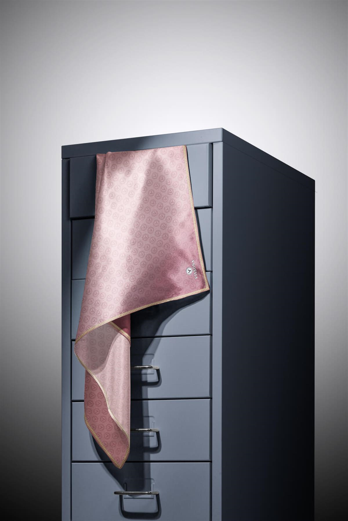 % 57 İPEK % 43 VİSKON Twill İpek Monogram Desenli Pudra - Gold Renkli 90x90 Eşarp Dikim Şekli : El Dikişi