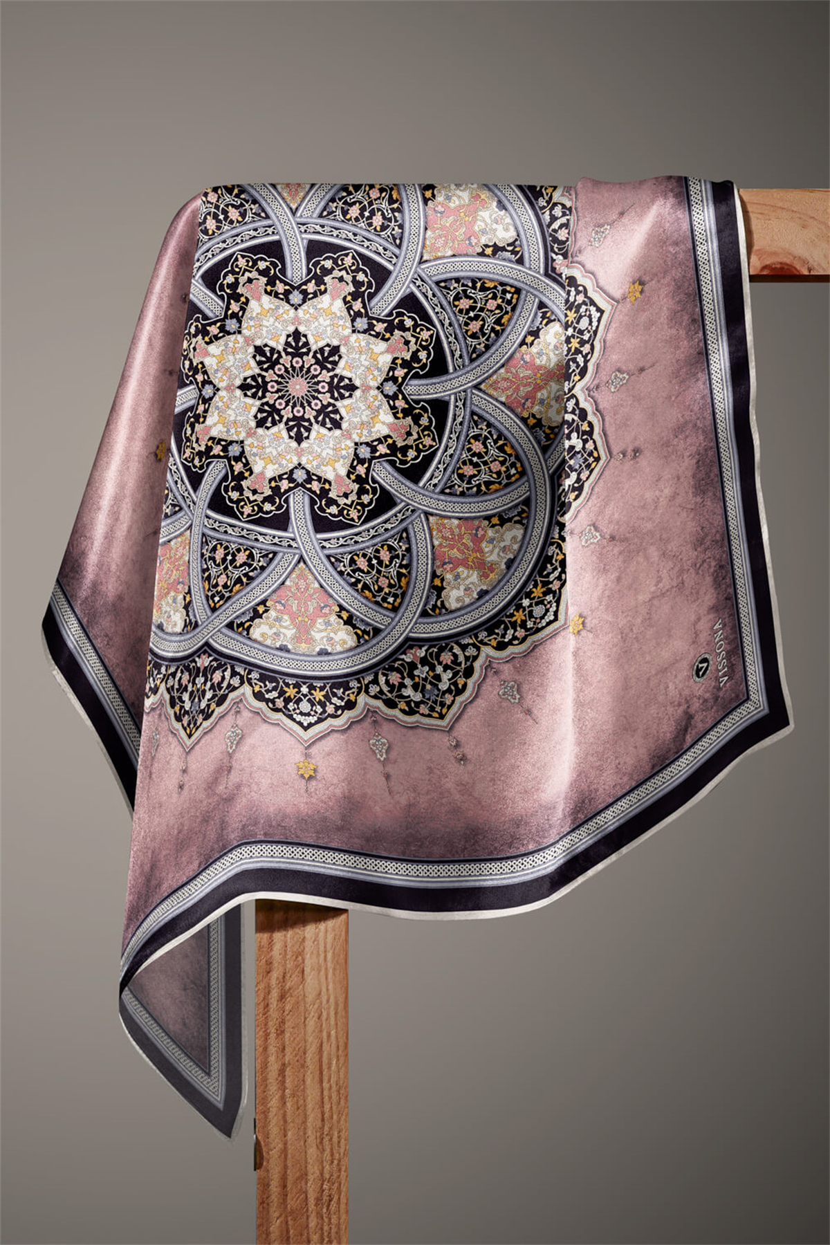 % 57 İPEK % 43 VİSKON Twill İpek Şal Desenli Pudra - Siyah Renkli 90x90 Eşarp Dikim Şekli : El Dikişi