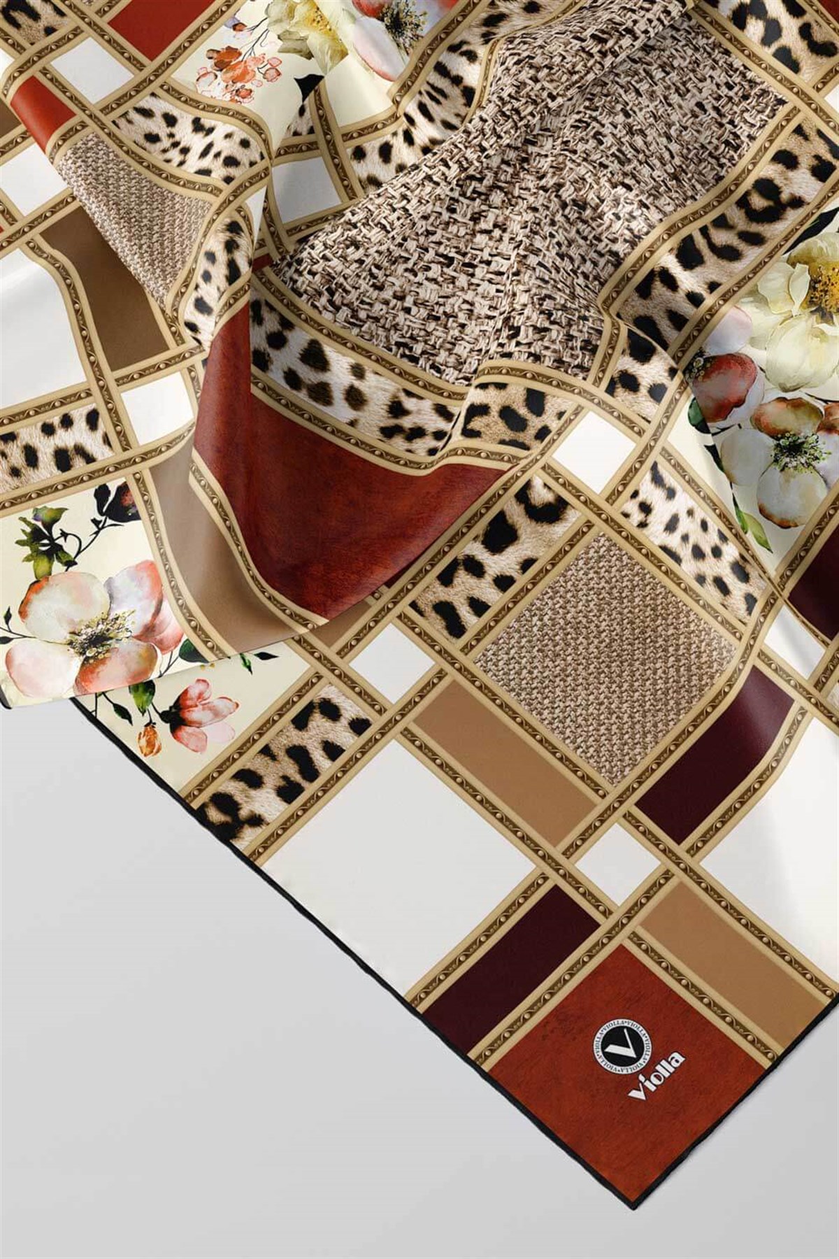 Twill Leopar ve Çiçek Desenli Taba - Bej Renkli 90x90 Eşarp (İpek İçermez) Dikim Şekli : El Dikişi