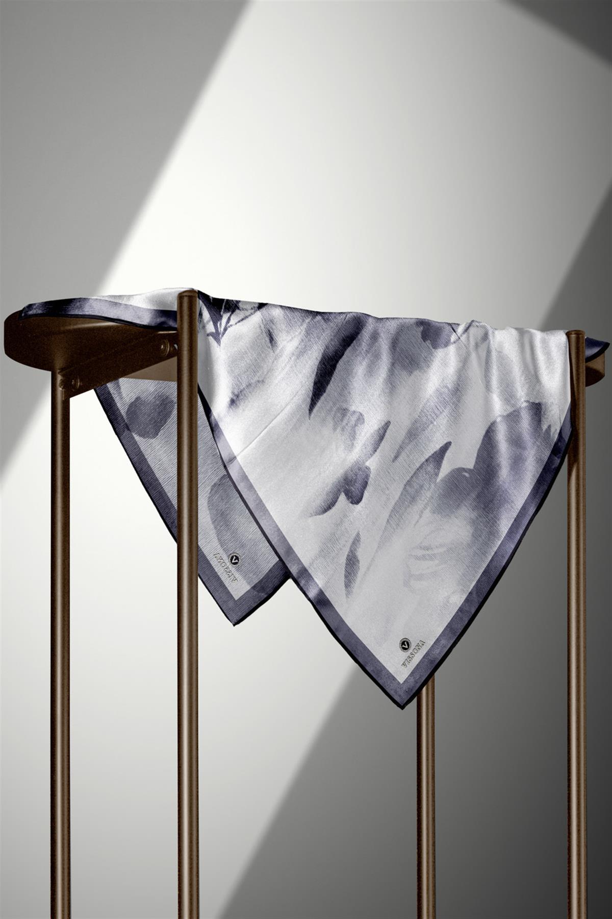 %100 Twill İpek Yaprak Desenli Gri - Siyah Renkli 90x90 Eşarp Dikim Şekli : El Dikişi