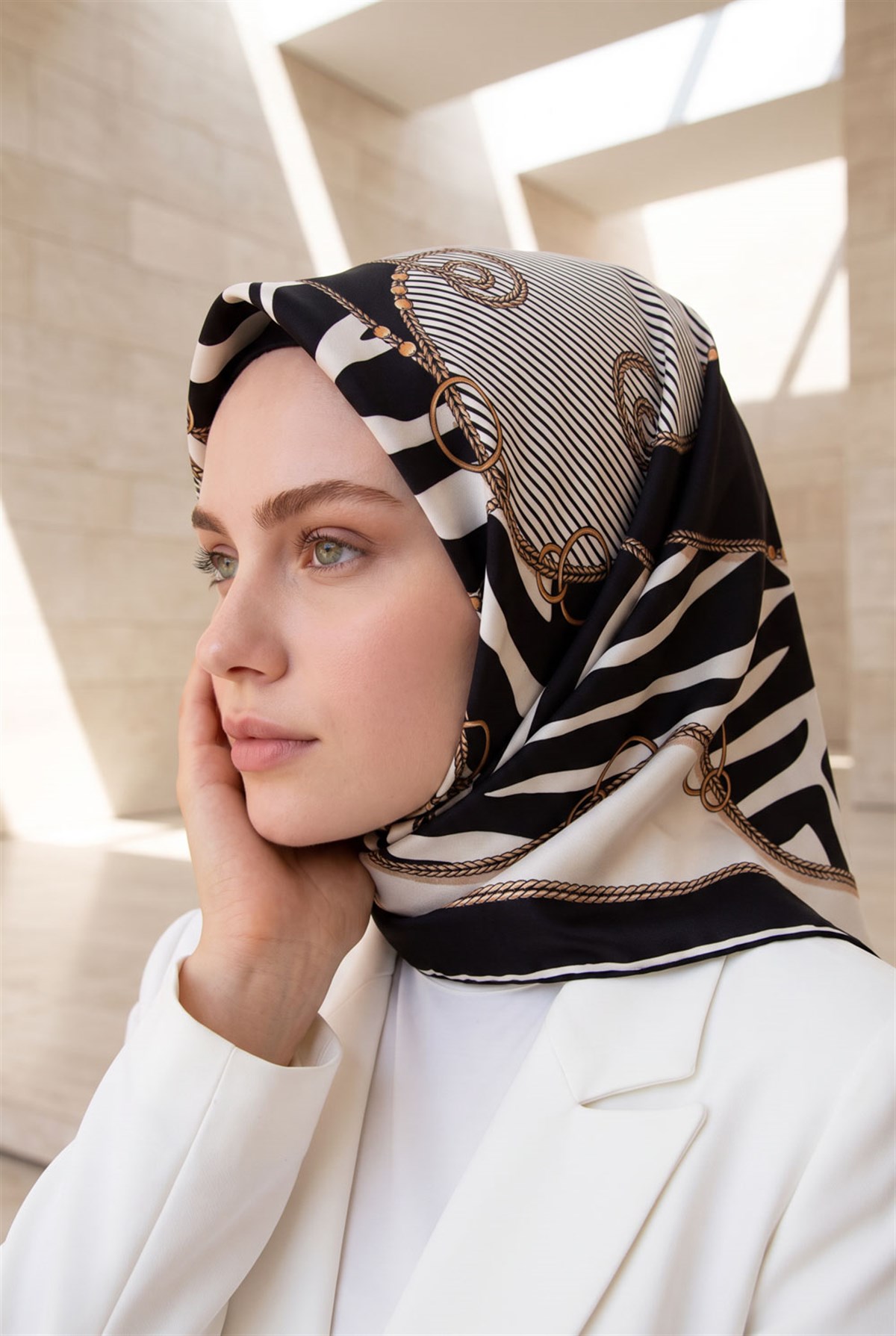 %100 Twill İpek Zincirli Ve Zebra Desenli Krem - Siyah Renkli 90x90 Eşarp Dikim Şekli : El Dikişi