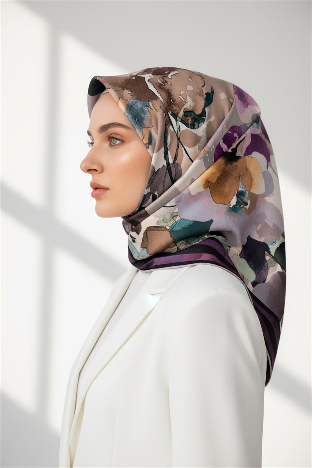 % 57 İPEK % 43 VİSKON Twill İpek Sulu Boyalı Çiçek Desenli Mor - Vizon Renkli 90x90 Eşarp Dikim Şekli : El Dikişi