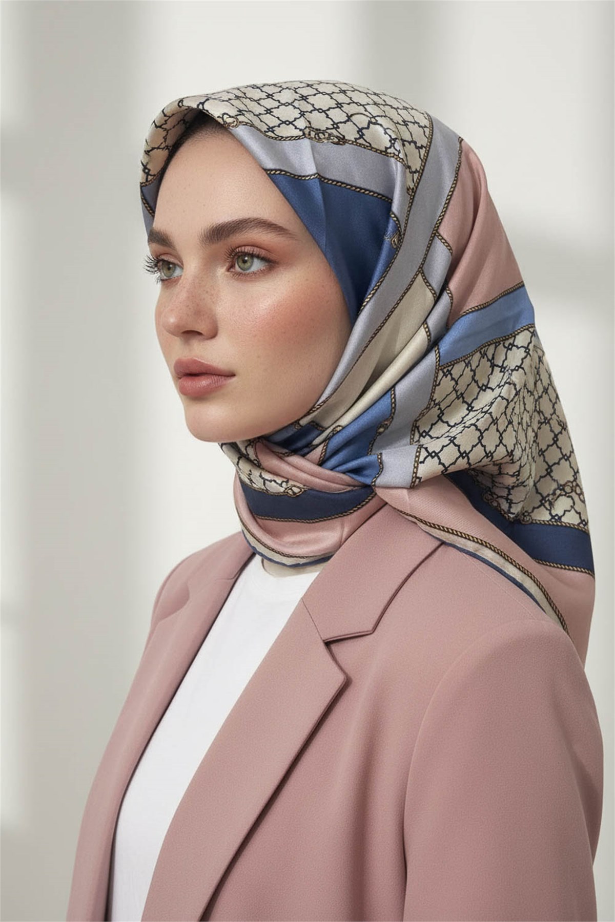 %100 Twill İpek Geometrik Desenli Pudra - Bebe Mavisi Renkli 90x90 Eşarp Dikim Şekli : El Dikişi