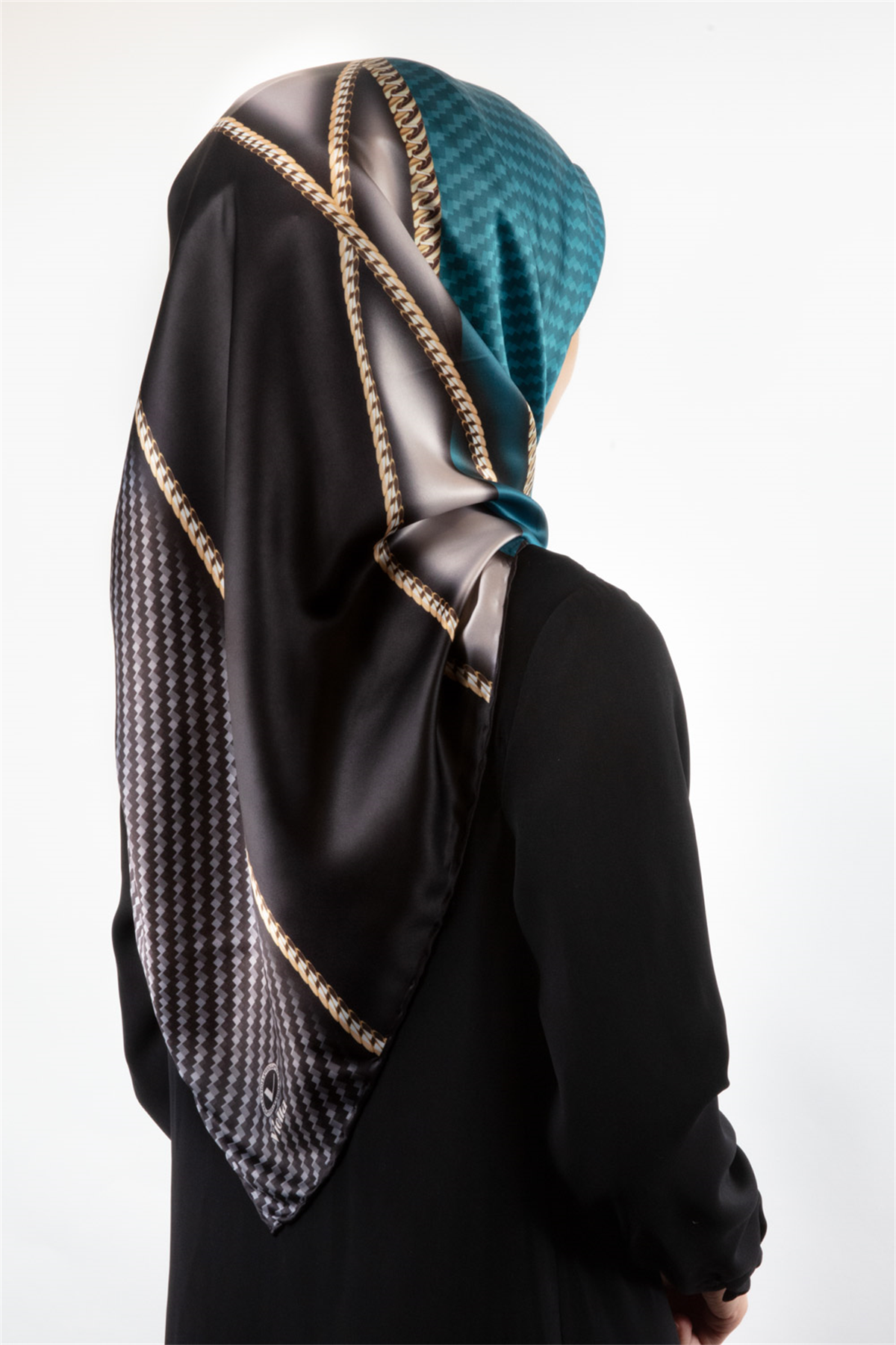 Rayon Gold Detaylı Geometrik Desenli Petrol Mavisi Renkli 90x90 Eşarp (İpek İçermez) Kenar Dikiş Şekli El Dikişli