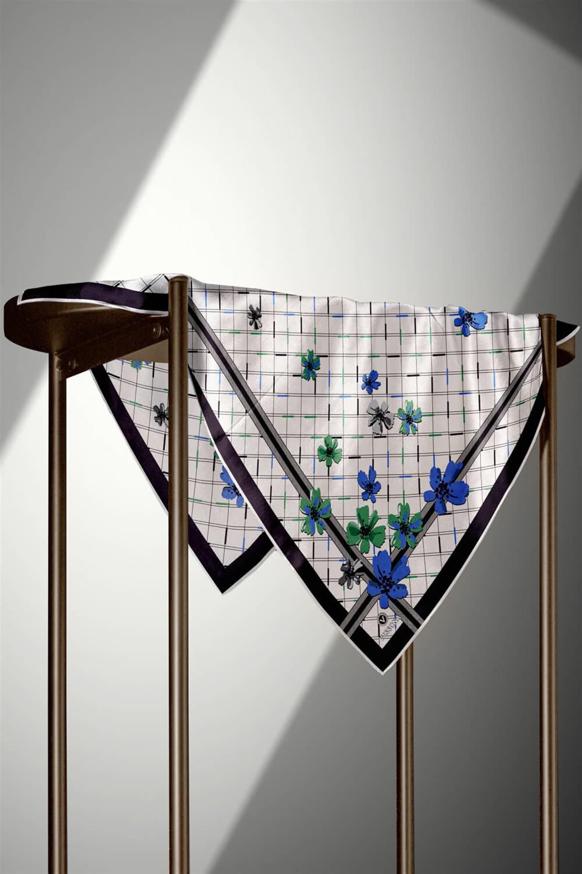 %100 Twill İpek Çıtır Çiçek Desenli Saks - Zümrüt Yeşili Renkli 90x90 Eşarp Dikim Şekli : El Dikişi