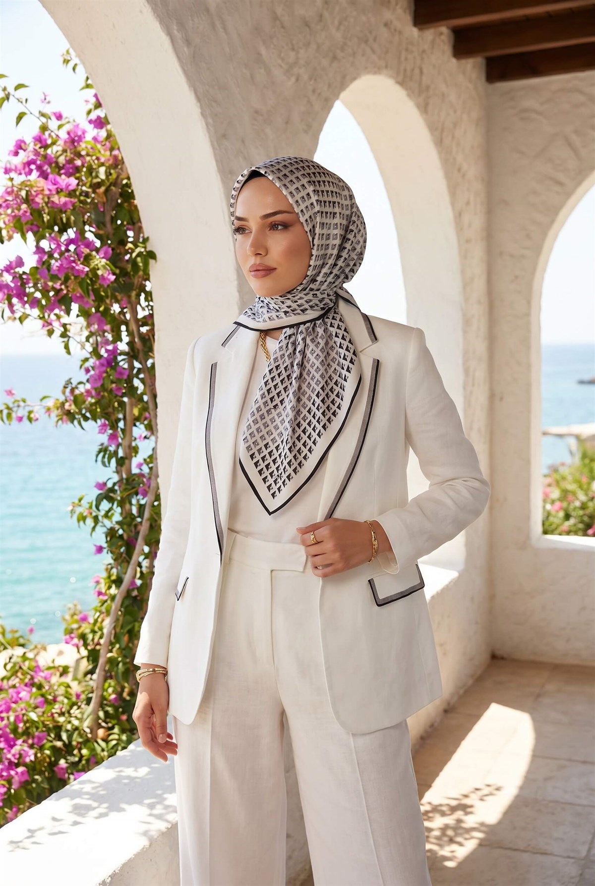 %100 Twill İpek Geometrik Desenli Beyaz - Siyah Renkli 90x90 Eşarp Dikim Şekli : El Dikişi
