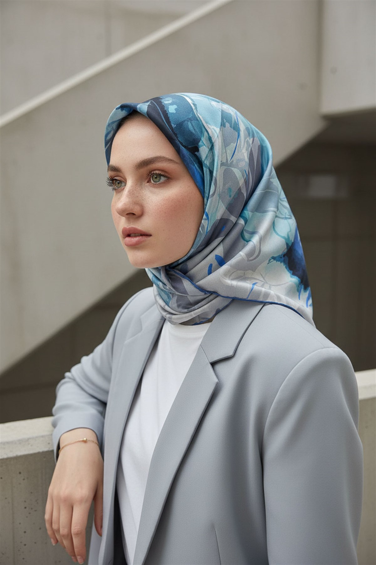 %100 Twill İpek Çiçekli Sulu Boya Dalga Desenli Gri - İndigo Renkli 90x90 Eşarp Dikim Şekli : El Dikişi