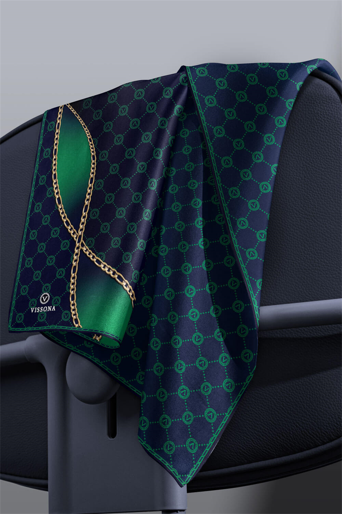 % 57 İPEK % 43 VİSKON Twill İpek Zincirli Ve Monogram Desenli Lacivert - Zümrüt Yeşili Renkli 90x90 Eşarp Dikim Şekli : El Dikişi