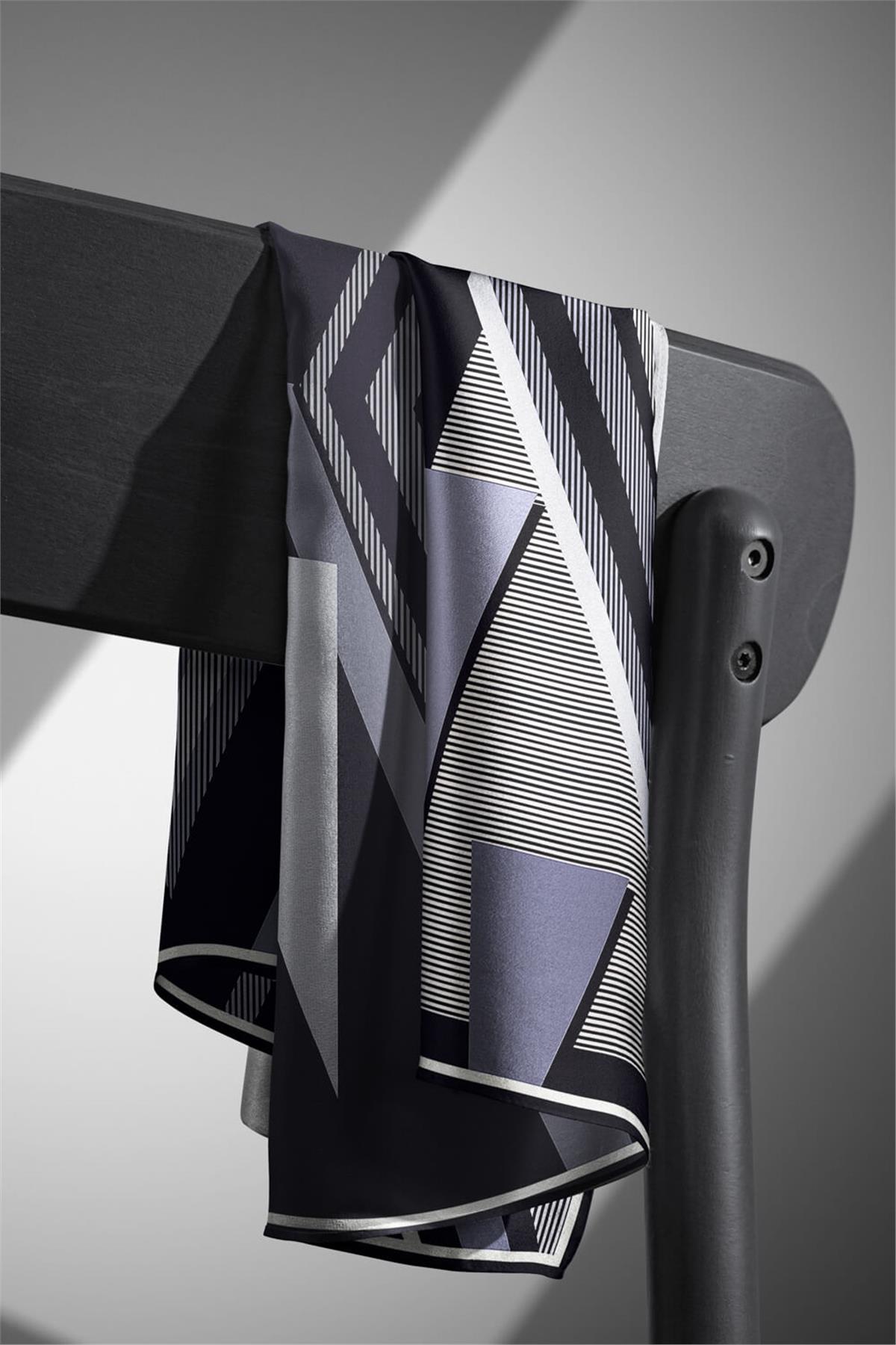 %100 Twill İpek Geometrik Desenli Siyah - Gri Renkli 90x90 Eşarp Dikim Şekli : El Dikişi