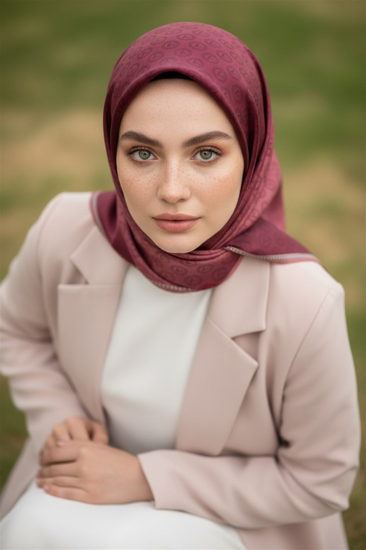 % 57 İPEK % 43 VİSKON Twill İpek Monogram Desenli Gül Kurusu - Gold Renkli 90x90 Eşarp Dikim Şekli : El Dikişi