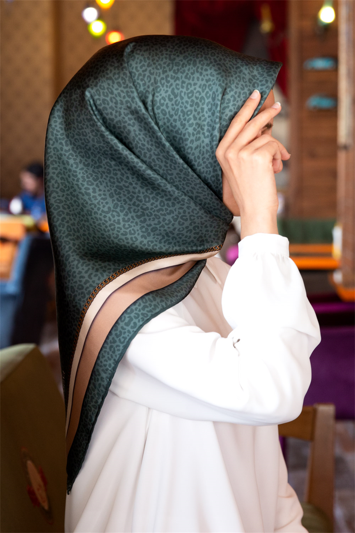 % 57 İPEK % 43 VİSKON Twill İpek Leopar Desenli Petrol Yeşili Renkli 90x90 Eşarp Dikim Şekli : El Dikişi