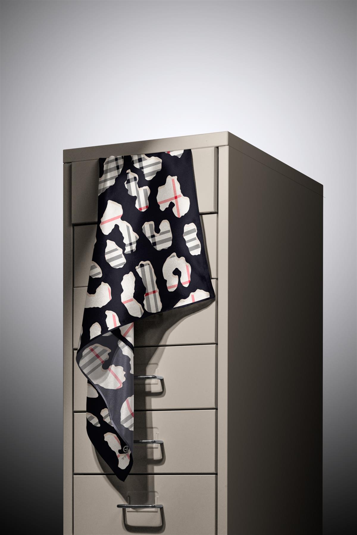 %100 Twill İpek Leopar Desenli Siyah - Krem Renkli 90x90 Eşarp Dikim Şekli : El Dikişi