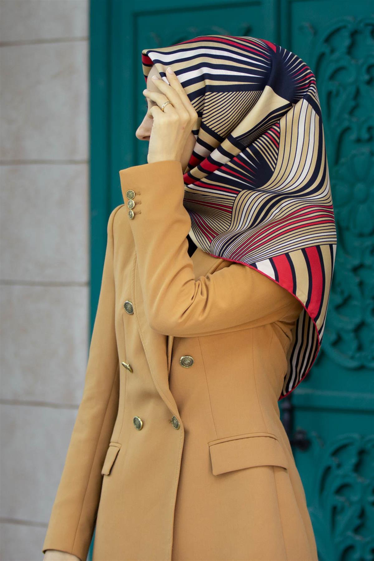 %100 Twill İpek Okyanus Dalgası Desenli Bej - Kırmızı Renkli 90x90 Eşarp Kenar Dikiş Şekli El Dikişli