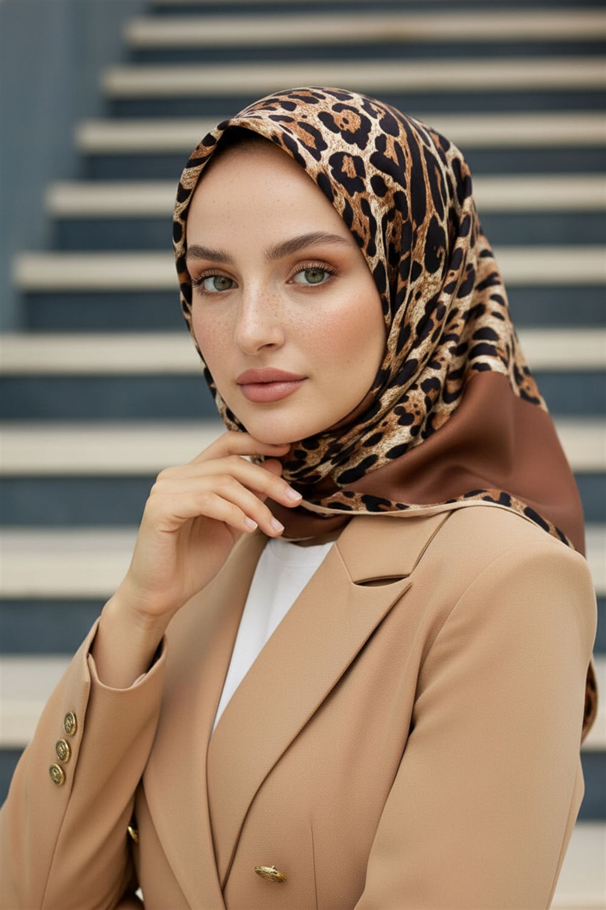 %100 Twill İpek Leopar Desenli Sütlü Kahve Renkli 90x90 Eşarp Dikim Şekli : El Dikişi