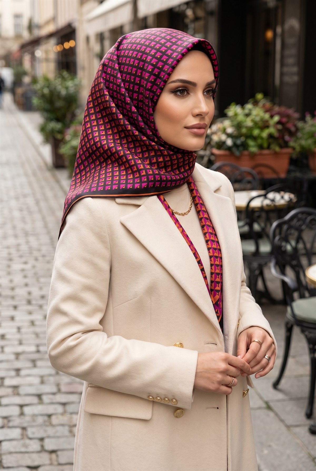 %100 Twill İpek Geometrik Desenli Fuşya - Turuncu Renkli 90x90 Eşarp Dikim Şekli : El Dikişi