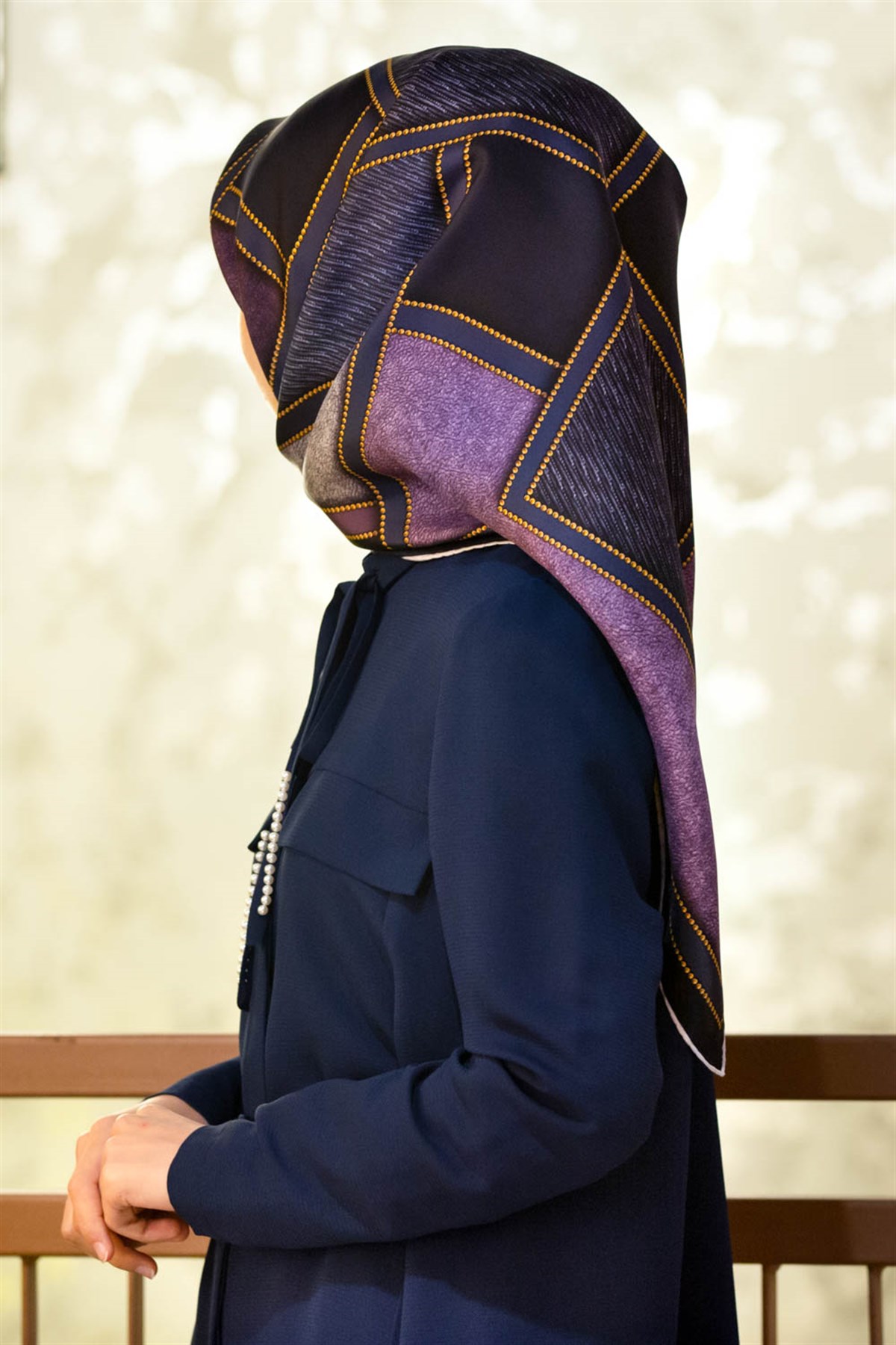 100% Twill İpek Gold Detaylı Kare Desenli Lacivert - Mürdüm Renkli 90x90 Dikim Şekli : El Dikişi