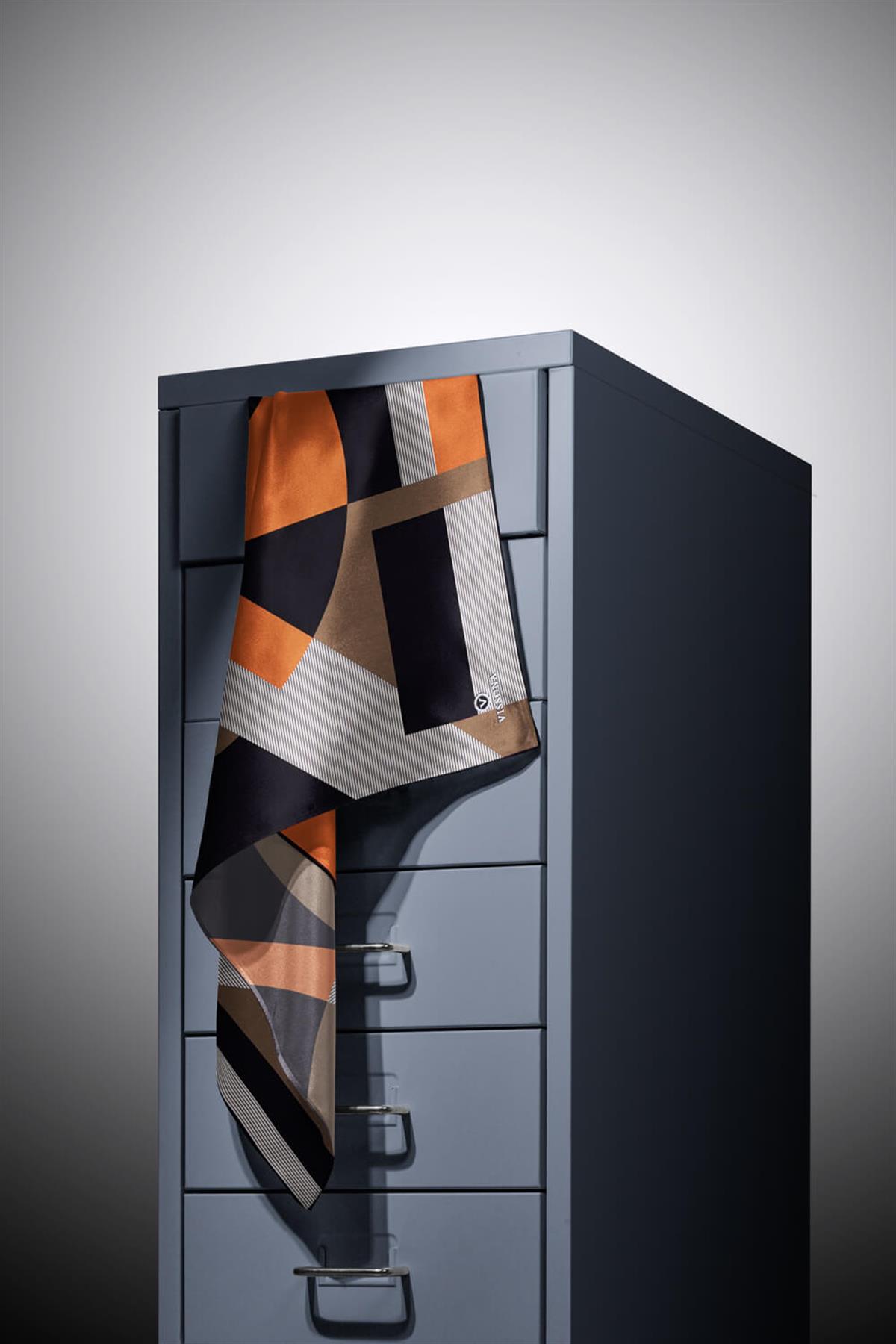 %100 Twill İpek Geometrik Çizgi Desenli Siyah - Taba Renkli 90x90 Eşarp Kenar Dikiş Şekli El Dikişli