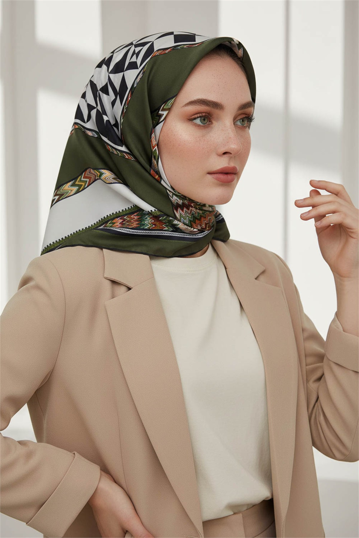 Kristal Geometrik Desenli Haki - Krem Renkli 90x90 Dikim Şekli : El Dikişi Eşarp (İpek İçermez)