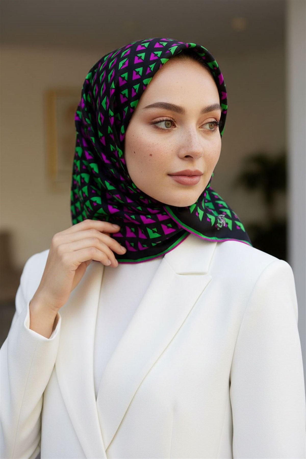 %100 Twill İpek Geometrik Desenli Fuşya - Benetton Yeşili Renkli 90x90 Eşarp Dikim Şekli : El Dikişi