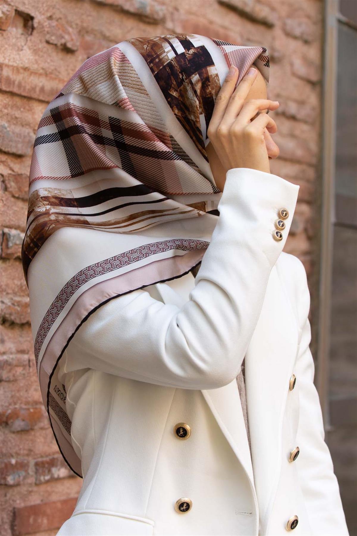 %100 Twill İpek Ekose Desenli Pudra - Gri Renkli 90x90 Eşarp Dikim Şekli : El Dikişi