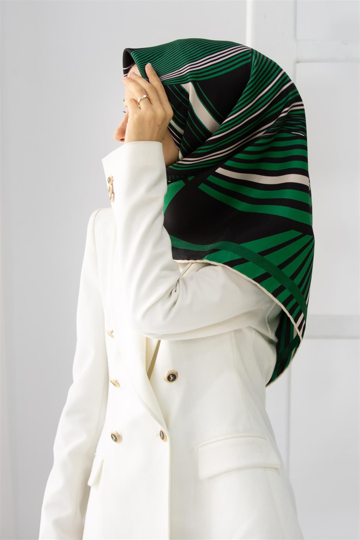 %100 Twill İpek Çizgili Desenli Zümrüt Yeşili - Krem Renkli 90x90 Eşarp Dikim Şekli : El Dikişi